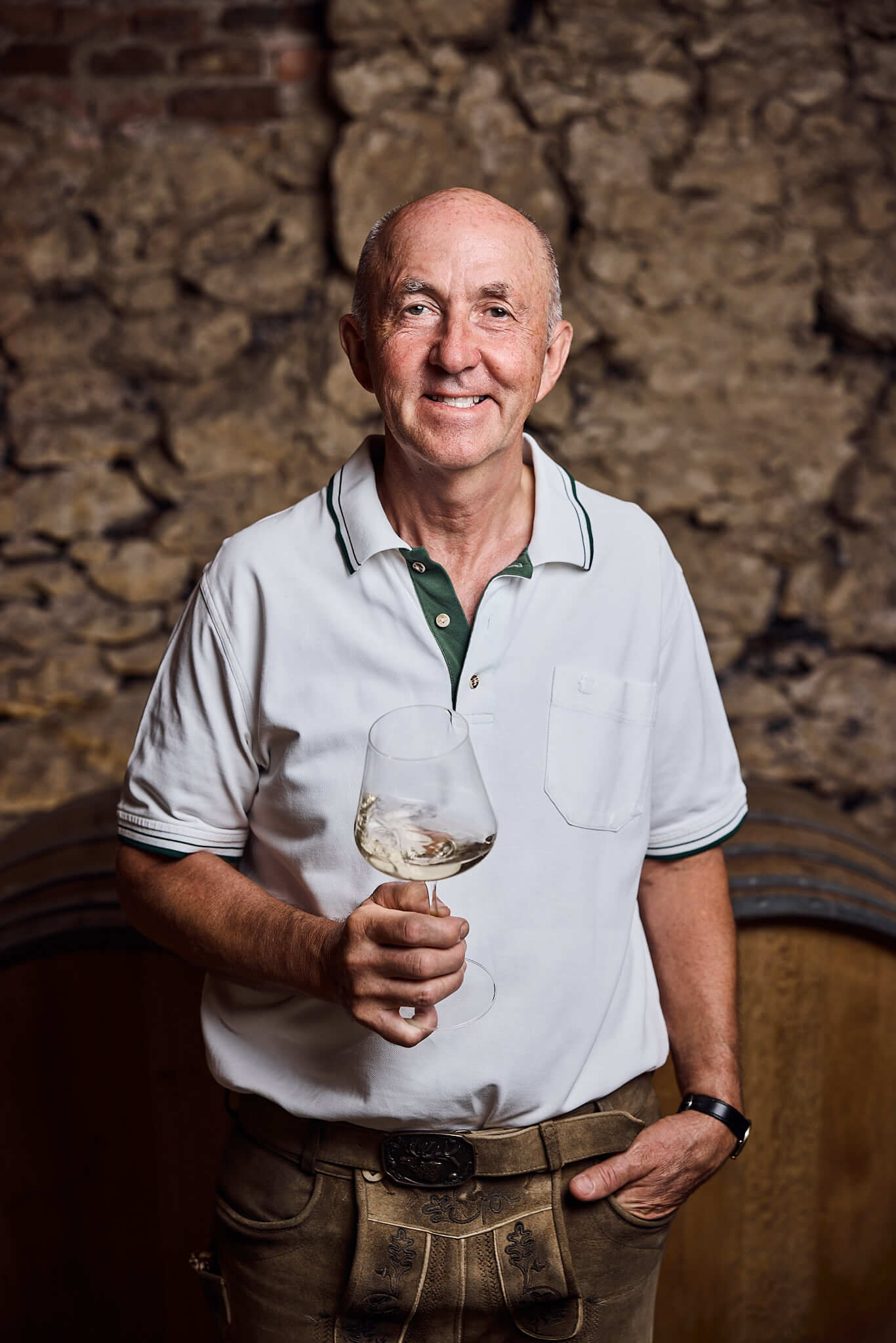 Herbert Strauss mit Weinglas - Weingut Strauss
