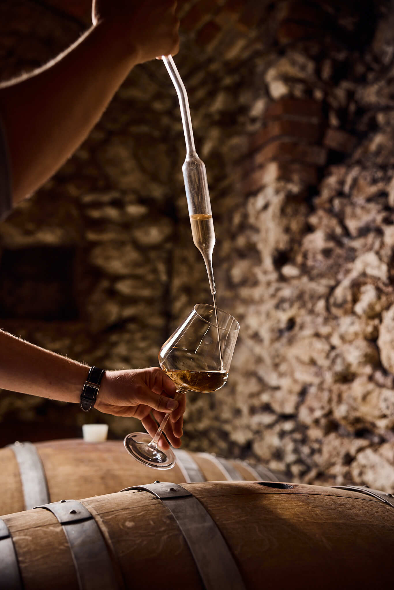 Einfüllen von Wein in Weinglass