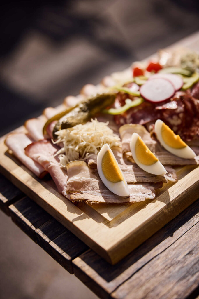 Traditionelle Buschenschankplatte mit Kren, Ei und Fleisch - Kulinarik Weingut Strauss