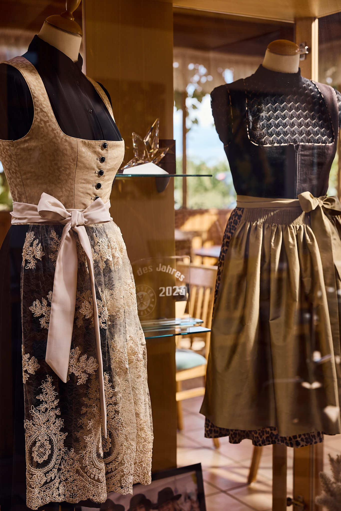 Dirndl Display von Christina Strauss im Weingut Strauss